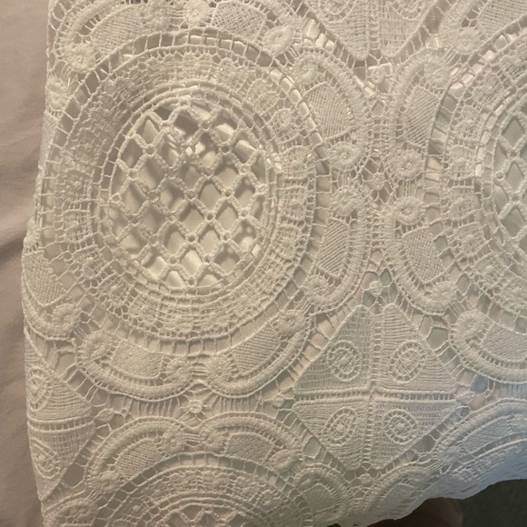 White dress made of embroidered material - Picture 2 of 7